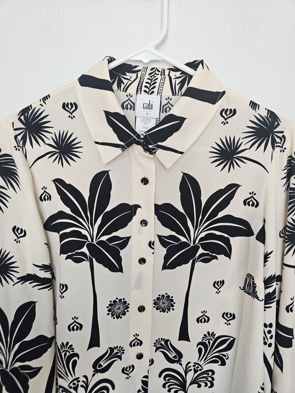 NWOT Cabi | Marrakesh Button Down Top In Black Cream Tropical Palms Women Small - Picture 4 of 6